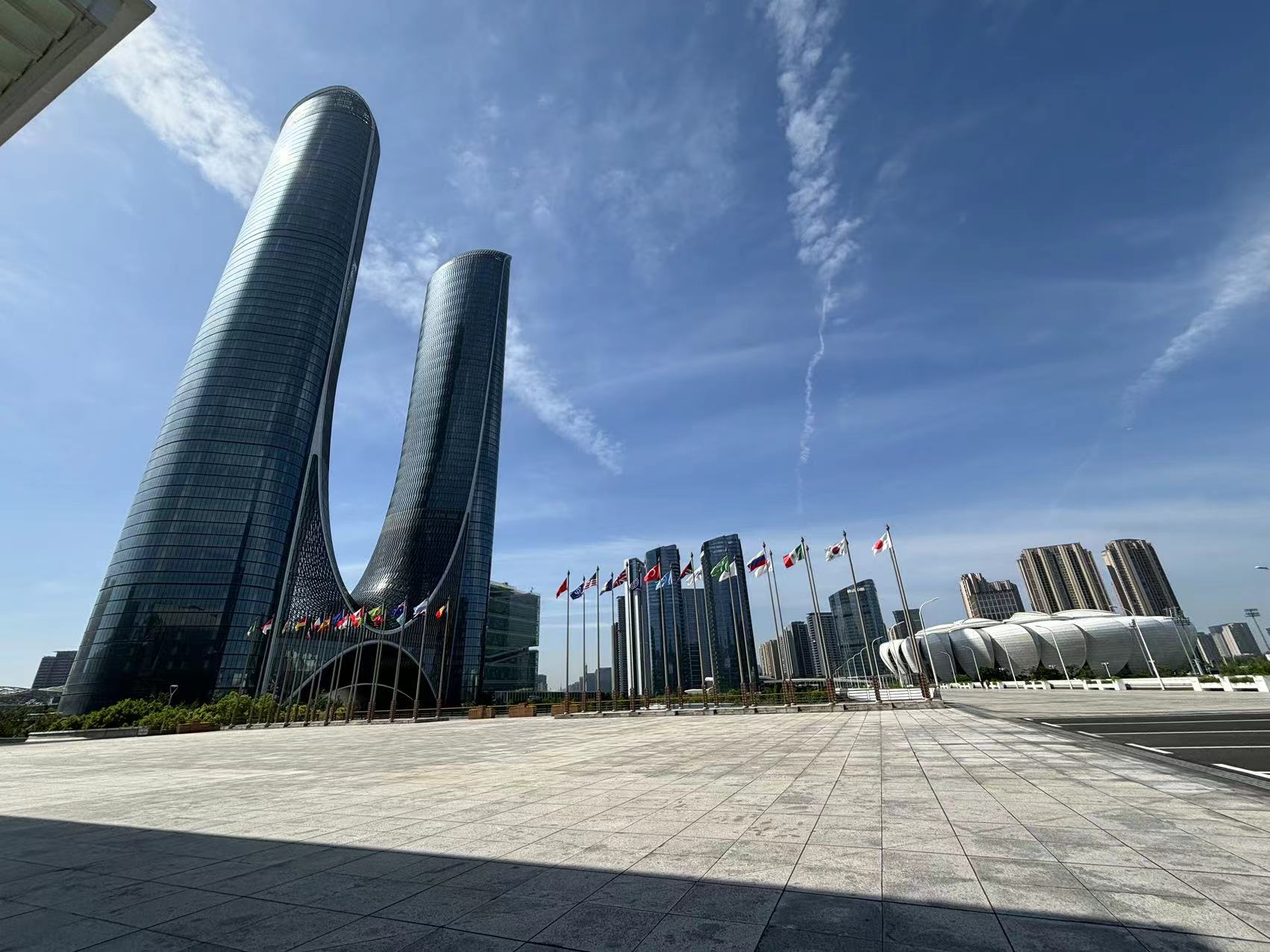 數(shù)字新基建加速智慧城市演進(jìn)：機(jī)遇、挑戰(zhàn)與未來(lái)路徑
