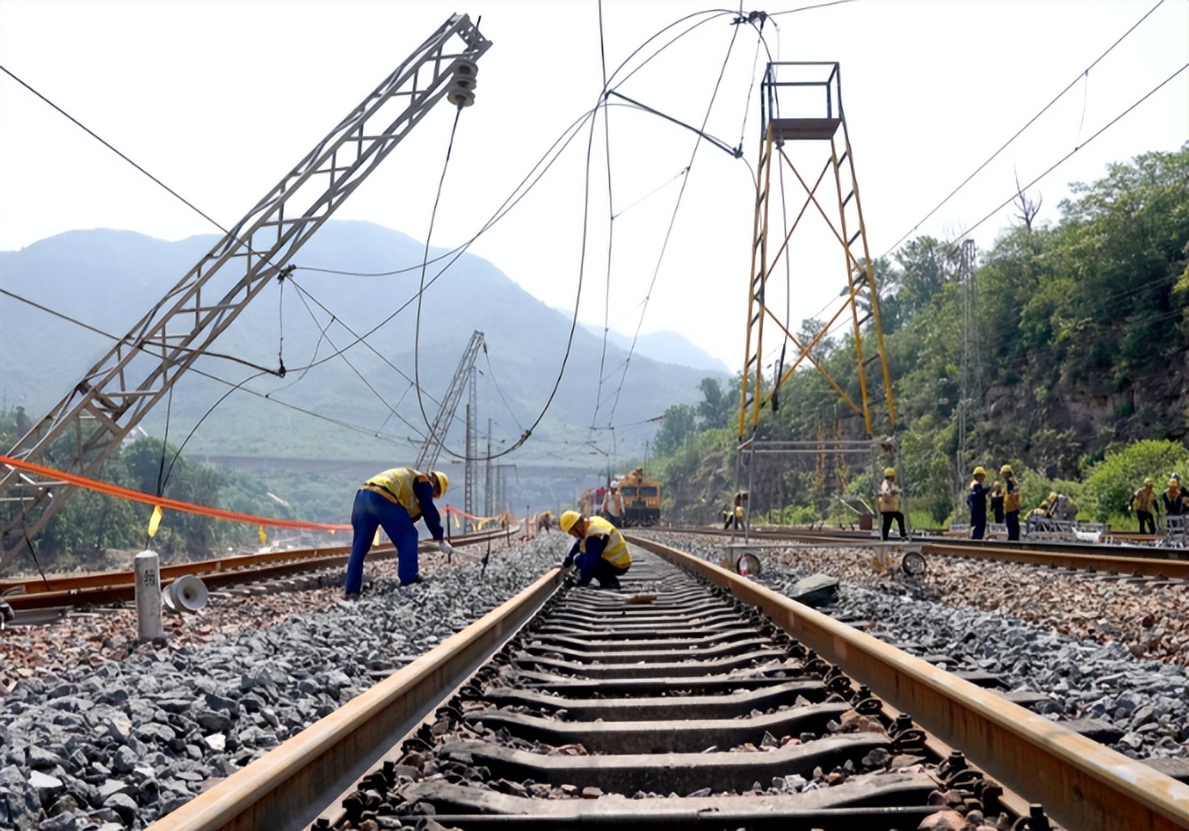 飞天光电第二代列车接近报警系统:守护铁路施工安全,创新科技赋能