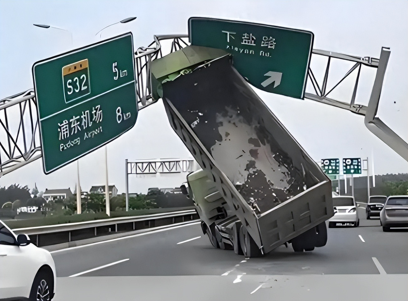 多起超高车辆事故敲响警钟,铁跨公碰撞报警系统,避免事故发生!